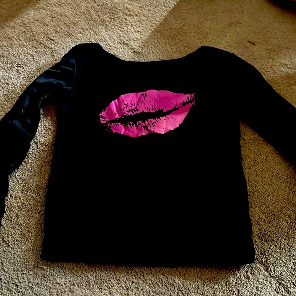 Black sweatshirt with pink lips on it. 80s theme.